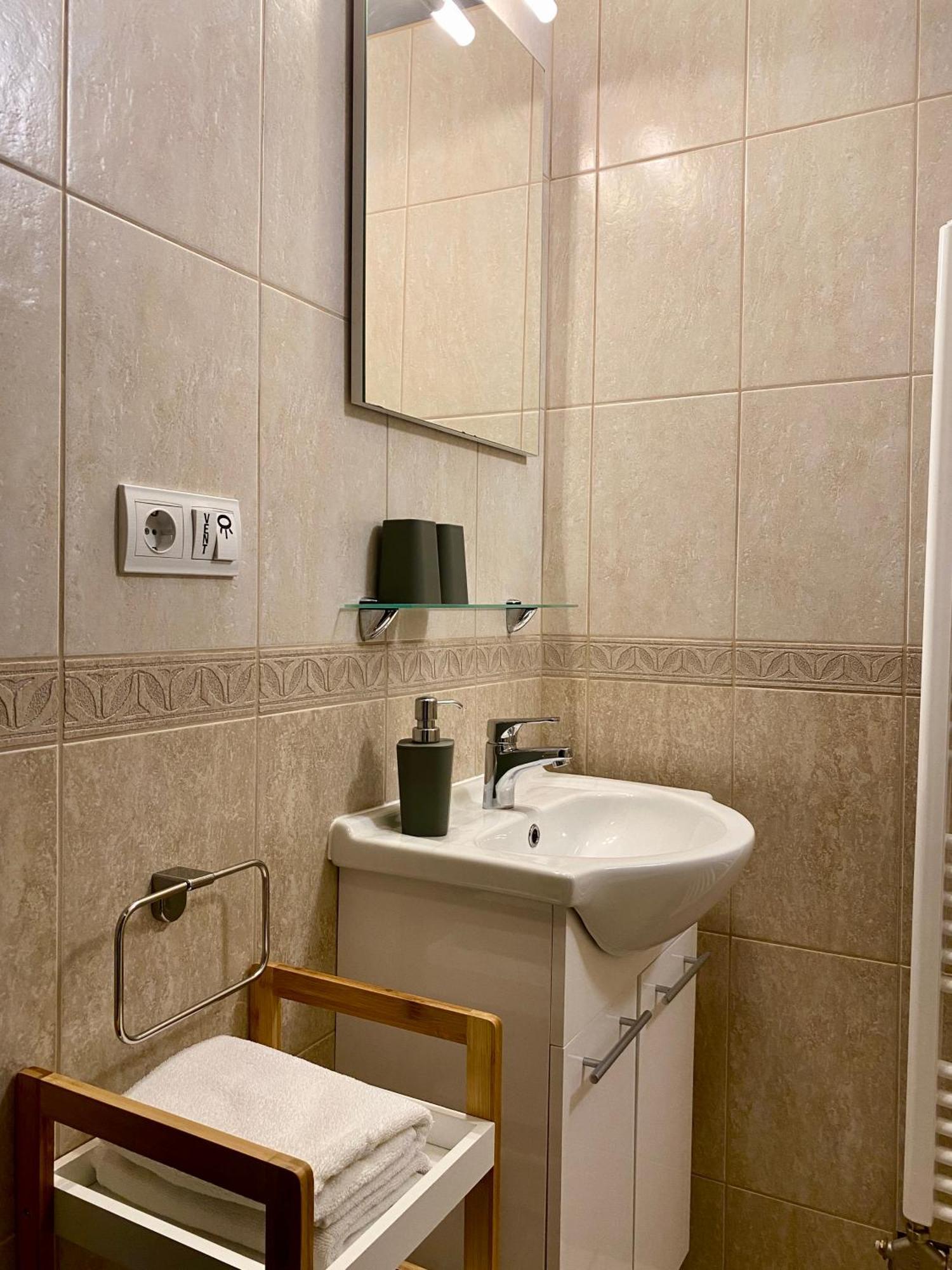 ホテル Bellevue Vendeghaz 2 Vác エクステリア 写真