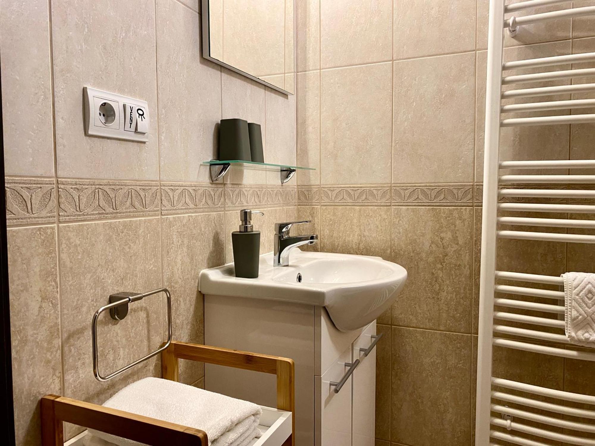 ホテル Bellevue Vendeghaz 2 Vác エクステリア 写真