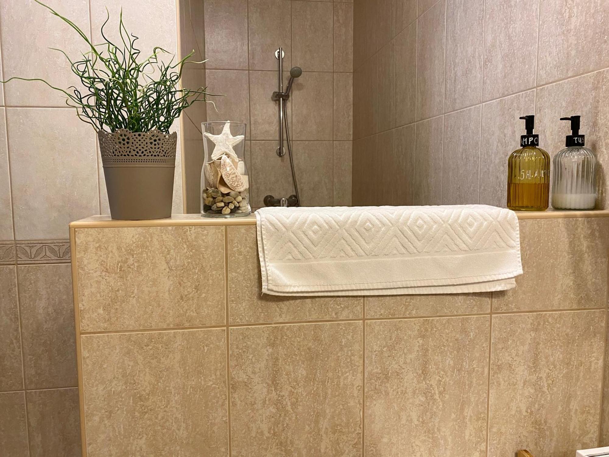 ホテル Bellevue Vendeghaz 2 Vác エクステリア 写真